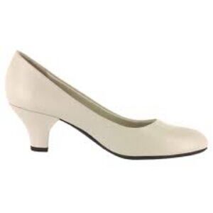 NWOT Easy‎ Street Classic off white Heels​